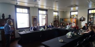 Conseho di Minister a reuni na San Nicolas. Minister Oduber tin varios proyecto cu a ehecuta y cu lo ehecuta e periodo aki