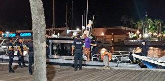 Homber cu lo a insulta agentenan di Kustwacht ariba lama deteni y entrega na polis