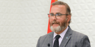 Minister Glenbert Croes ta anuncia: ACUERDO ENTRE WEB ARUBA NV Y EAGLE LNG