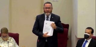 Minister Glenbert Croes a entrega copia di documentonan na Parlamento riba Eagle lng gas-Web