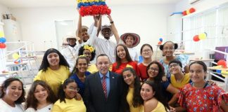 Minister di enseñansa & deporte a bishita dia di Respet na Abraham de Veerschool