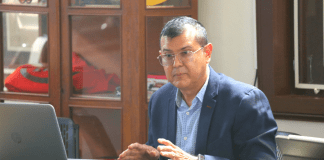 Seรฑor Marcelino Quandt a duna un presentacion riba e proyecto di Marchong NV Boutique Hotel & Casino