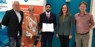 Akeem Erasmus a gradua como Bachelor den Organization, Governance and Management (OGM)
