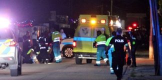 Homber tira door di polis, despues cu e kier a atacanan cu cuchiu