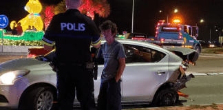 Chauffeur burachi a dal cu su auto tras di un Nissan Versa V-car, tres dama a resulta herida