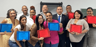 Minister di enseñansa y deporte a haci entrega di certificado na graduadonan di fundacion enseñansa pa Aruba ‘FEPA’