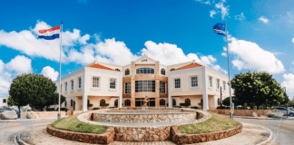 Un maneho monetario mas stringente: un subida den e tasa di reserva obligatorio