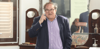 Señor Alberto Perret a presenta un proyecto di hotel na San Nicolas