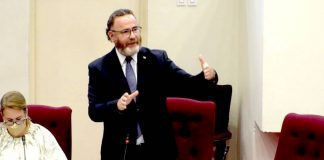 Glenbert Croes a contesta tur pregunta di parlamento na manera satisfactorio