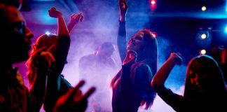 Musico-Lider di un banda musical a viola su cuarentena, a wordo gara y saca for di fiesta cu Taskforce y polis