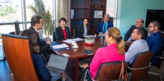 Minister di Economia a ricibi bestuur nobo di Camera di Comercio papiando riba Landspakket