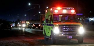 Durante un problema, un homber a hinca dos dama, ambos a keda herida, di cual un su situacion ta hopi critico