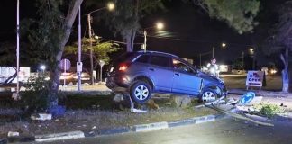 Auto a subi rotonde Dadelstraat, chauffeur kier a huy for di e sitio y a keda deteni