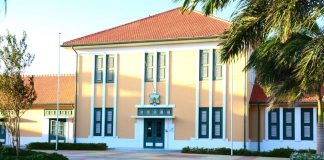 E dos muchanan a haci denuncia Ta acusa Elvis Weert tambe di a abusa di yiunan di su pareha