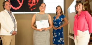 A gradua di Universidad di Aruba, Genesis Amber Zievinger