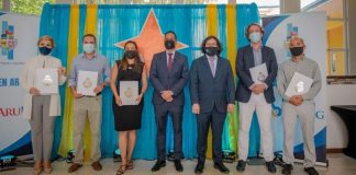 Gobierno a reconoce 18 profesional di sector publico atraves di e registro di AruBIG