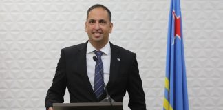 Minister Dangui Oduber a cuminsa evalua locual mester bira e “exit strategy” di e pandemia