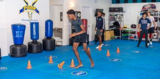 Joshua y Jourde Klabér a train na Peak Performance Merca