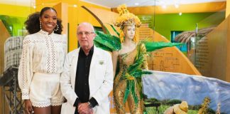 Miss Universe Aruba 2021 Thessaly Zimmerman ta haci donacion di su trahe cultural na e museo di Aruba Aloe