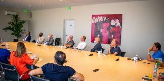 Minister Ursell Arends durante reunion cu AHATA, ta delinea proximo pasonan den maneho di desperdicio na board di AHATA