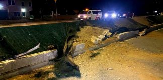 Dama chauffeur ta dal riba rand di acera banda drechi perde control bay banda robes pasa over di e comparticion di e 2 vianan riba E.J. “Watty” Vos blvd.