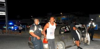 Dos homber deteni, despues di un bululu formal ariba caya