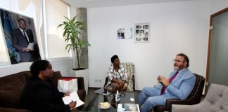 Minister Glenbert Croes a ricibi Minister Ruthmilda larmonie-cecilia