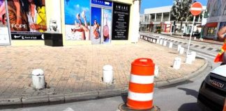 Departamento di Riolering lo ta drechando un “verzaking” den caminda dilanti bus stacion di Arubus.