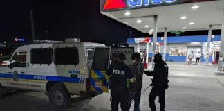Polis a detene homber burachi benta riba acera banda di Citgo na Sero Blanco