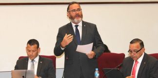 Palabra di gradicimento na miembronan di Parlamento cu a asisti presentacion di WEB