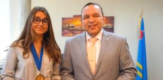 Minister di Deporte ta entrega Medaya na Ciclista Rebecca Jansen