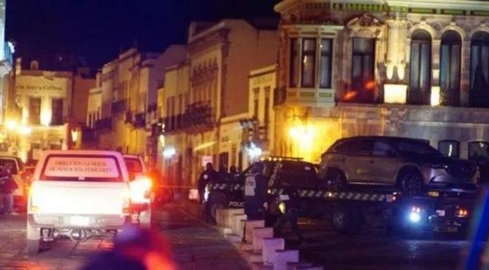 Na Mexico, Cartel de Jalisco a tuma represaya di staciona un auto cu 10 cadaver den dje, dilanti di e palacio di gobernacion