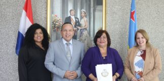 Minister Endy Croes ta felicita Sra Desiree Correa pa un otro bunita buki “Drama Real”