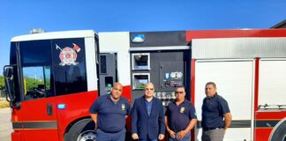 Ex Minister Andin Bikker a pasa admira e brandspuit nobo cu el’a order na Brandweer
