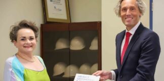 Secretario di Estado a reuni cu tres representante den cuido medico