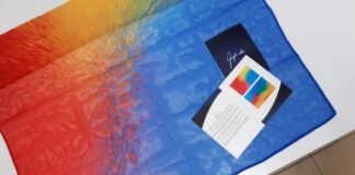 Prome minister ta regala secretario di estado Van Huffelen un bunita sjaal di diseñador local