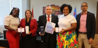 Minister Endy Croes Hunto Cu Prome Minister Di Aruba A Ricicbi Bishita Di Kiwanis Club Of San Nicolas.