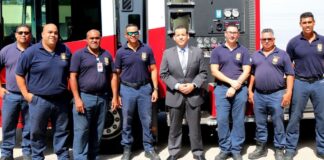 Minister Rocco Tjon a reuni cu Brandweer y a haya e prome bista riba e truck nobo pa cuerpo di bombero di Aruba