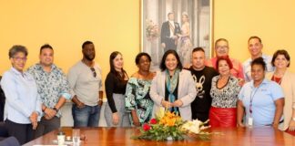 Minister di Cultura a reuni cu tur e lidernan di grupo cu ta cla pa parada nacional di luz