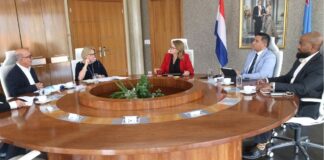 Prome Minister Evelyn Wever-Croes hunto cu Minister Ursell Arends ta reuni cu comision corporate governance