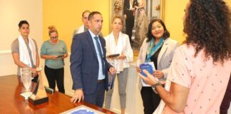 Minister Xiomara Maduro y Minister Dangui Oduber ta gradici e acrobatistanan pa e tremendo promocion cu nan a duna Pais Aruba