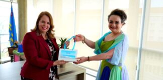 Prome Minister a regala secretario di estado Van Huffelen un set di habon di “Ha-Bon”