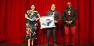 Minister di Cultura ta entrega reconocemento na Janiro Eisden pa su 30 aña den farandula