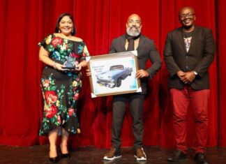 Minister di Cultura ta entrega reconocemento na Janiro Eisden pa su 30 aña den farandula