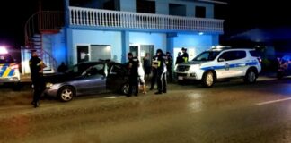 Polisnan a controla Nissan cu tawata transportando 2 jerrycan den bahul