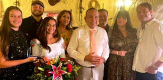 Minister Endy Croes a sorprende Famia Omira y Riri Botta