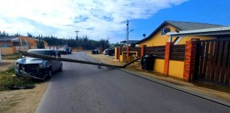 Chauffeur ilegal a perde control cu su auto dal contra un palo di lus, kibra esaki y a laga Sero Patrishi y becindario sin coriente