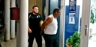 Homber a dal un otro, kibra su boca y bula un of mas djente, ambos a keda deteni