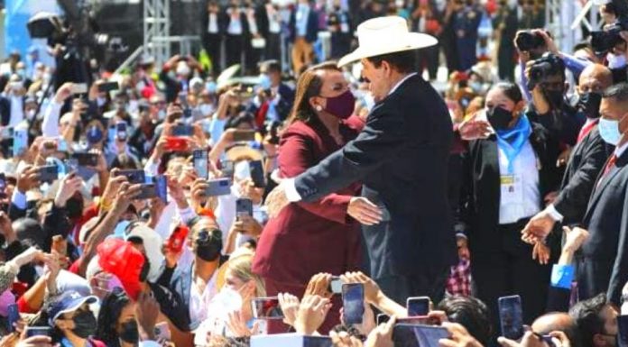 Un storia di lucha y perseverancia politico: Iris Xiomara Castro de Zelaya a huramenta como presidente nobo di Honduras.