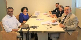 Minister Endy Croes a ricibi bishita di stichting weconnect.